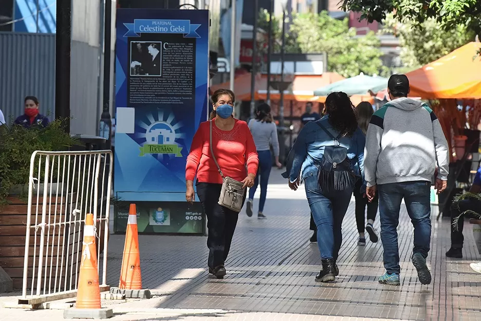 TAPABOCAS. Una mujer camina por la peatonal llevando colocado el barbijo. Foto de Archivo LA GACETA / ANALÍA JARAMILLA