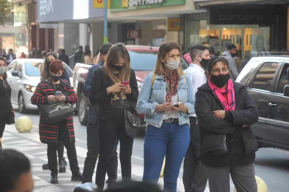 PRIMERA BARRERA. El uso del barbijo es fundamental para prevenir contagios mientras se realizan gestiones. la gaceta / foto de antonio ferroni