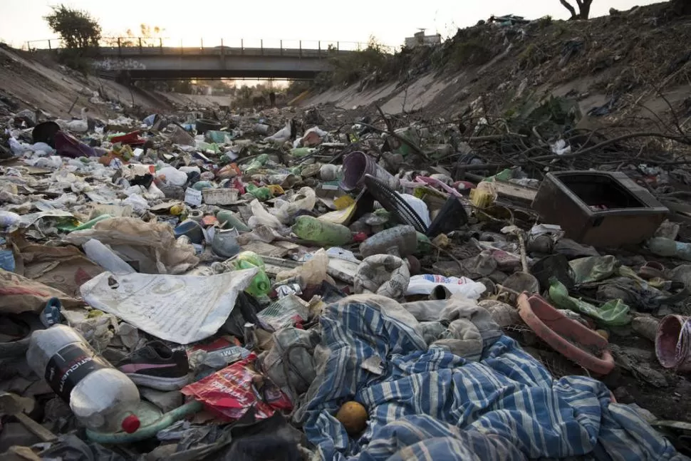 DESBORDADOS. Los canales que atraviesan la capital tucumana necesitan ampliar su capacidad para contener 500 metros cúbicos por segundo; en vez de eso, están repletos de desperdicios que obstruyen el curso de agua.  