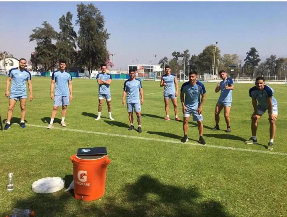 EL GRUPO “4”. Melano, Guillermo Ortiz, Heredia, Alustiza, Aguirre, Acosta, Erbes y Marcelo Ortiz posan bien distanciados en la cancha principal del complejo luego de su turno de entrenamiento.  