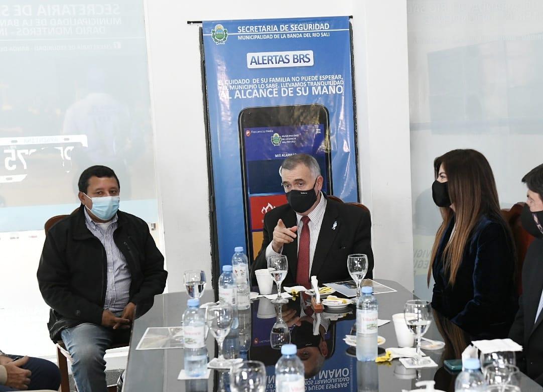 EN BANDA DEL RÍO SALÍ. Osvaldo Jaldo, junto al intendente Darío Monteros y a la diputada Gladys Medina. Foto: Prensa HLT