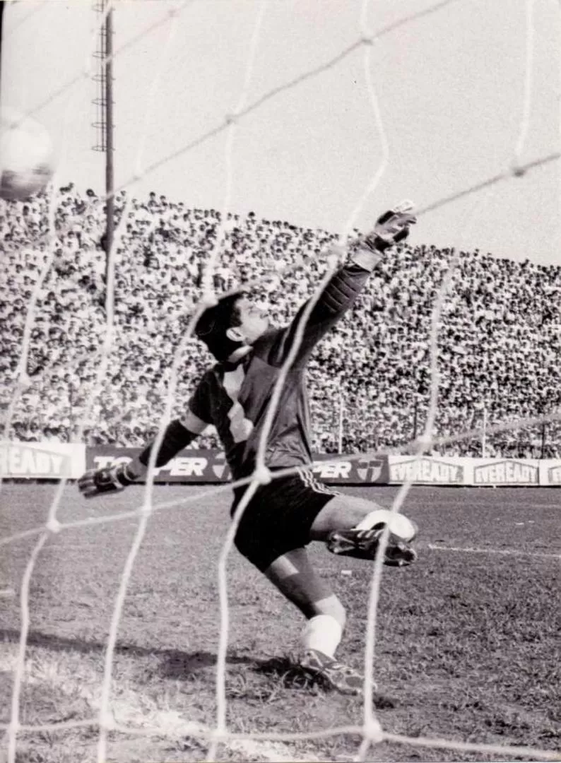 RECUERDO. La imagen de Fillol atajando en La Ciudadela pudo darse un par de años antes, pero finalmente no llegó a San Martín. Vino con Racing para enfrentar al “Santo”. Seoane (abajo) recordó la historia. 