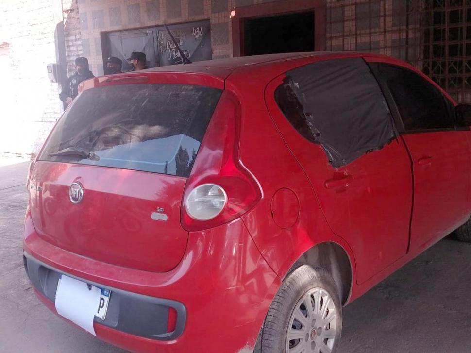 EL AUTO ROJO. Con un plástico cubrieron la ventanilla destrozada.