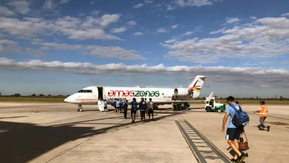 CHARTER. El plantel de Atlético se sube a un avión hacia Bolivia en 2018. A partir de ahora, los viajes serán diferentes para los que jueguen copas internacionales. 