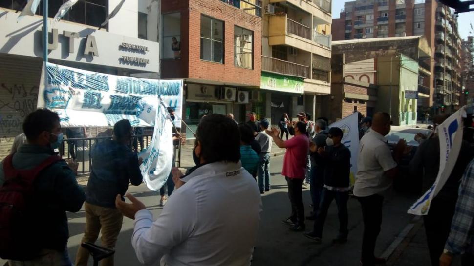 PROTESTA. Una facción de empleados autoconvocados del transporte reclamó ante la UTA que endurezcan aún más las medidas de fuerza. 