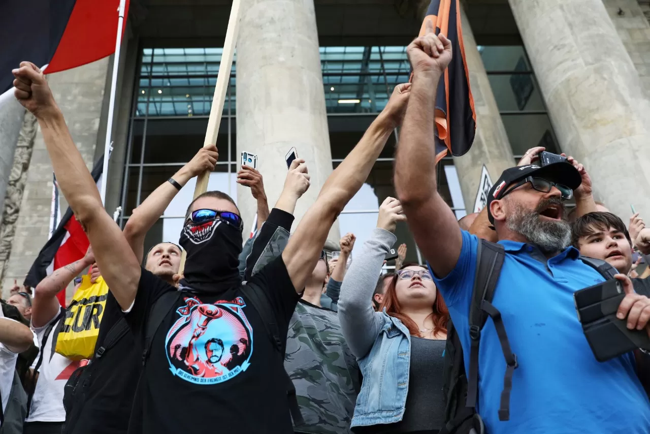 BERLÍN.  Los manifestantes gesticulan frente durante una manifestación contra las restricciones del gobierno alemán. REUTERS