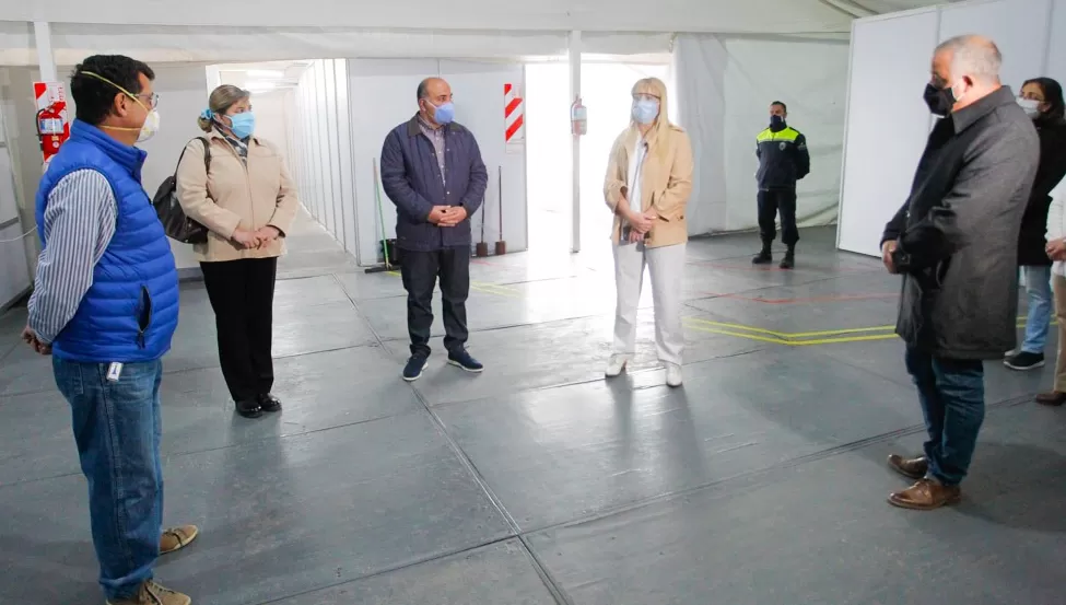 MONITOREO. El gobernador, Juan Manzur, recorrió el hospital modular anexo de la policlínica de Lomas de Tafí junto a los ministros de Salud, Rossana Chahla, y de Desarrollo Social, Gabriel Yedlin, y al intendente de Tafí Viejo, Javier Noguera.