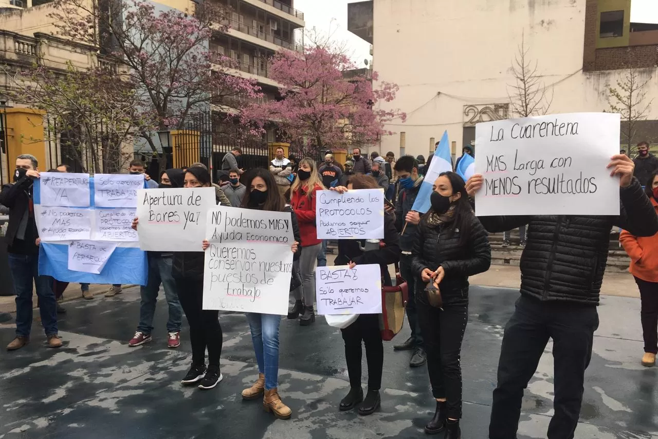 QUEREMOS TRABAJAR. Dueños y trabajadores de bares reclaman por las restricciones. Foto: LA GACETA / Inés Quinteros Orio