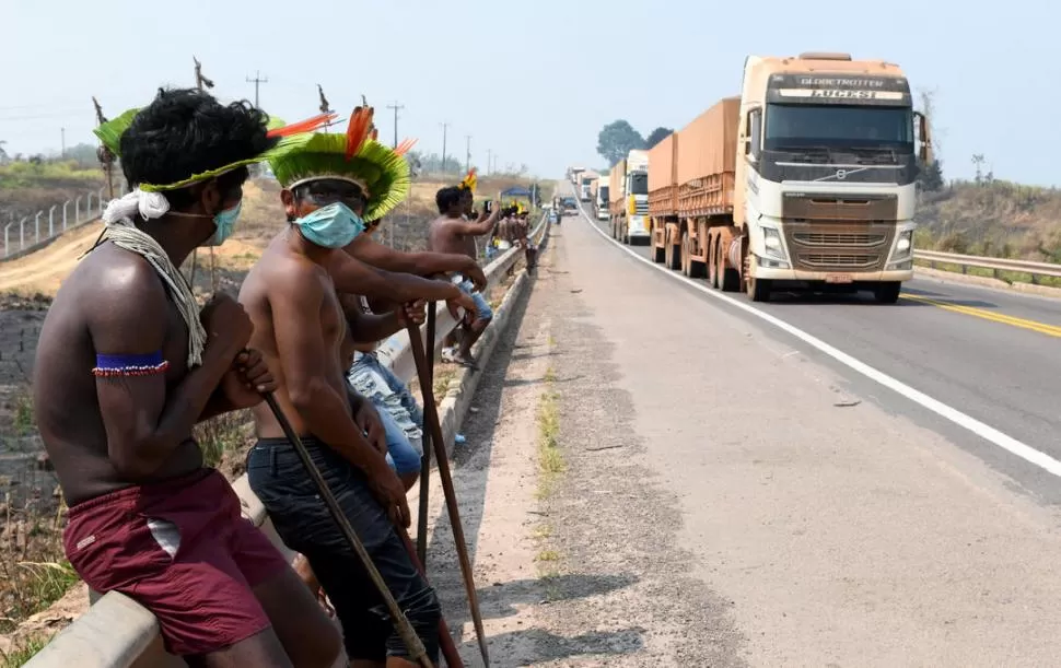 RECLAMO. Indígenas de la etnia Kayapo piden que el Gobierno     emita medidas de protección contra la covid. 