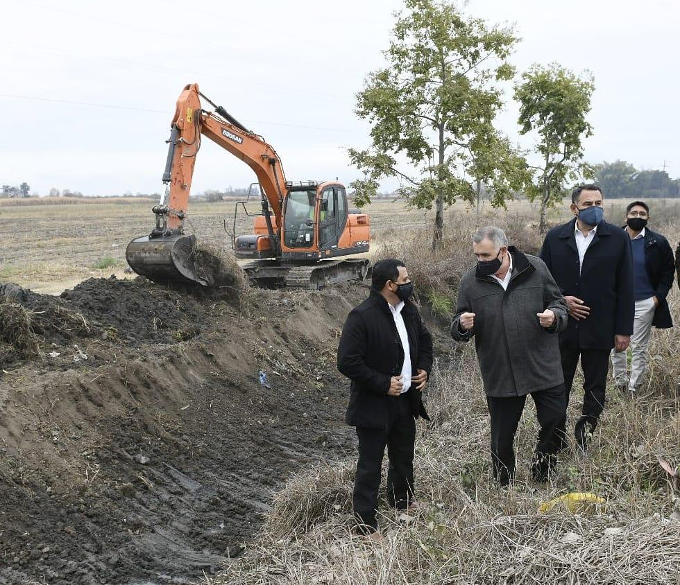 EN SIMOCA. El vicegobernador Jaldo, junto al intendente Herrara y otros dirigentes oficialistas. Foto: Prensa HLT