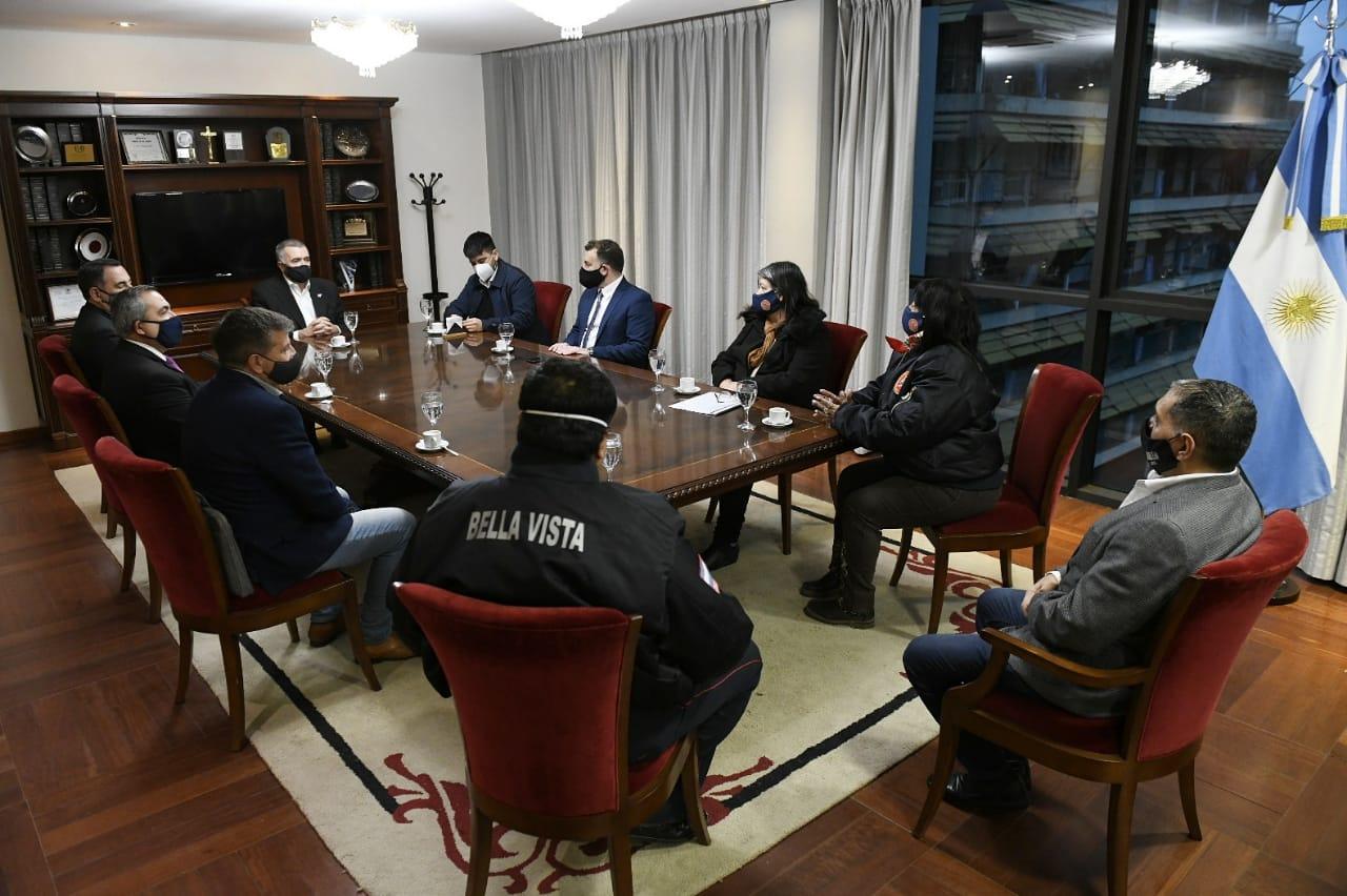 REUNIÓN. Jaldo, con bomberos de Bella Vista, el intendente Salazar y legisladores. Foto: prensa HLT