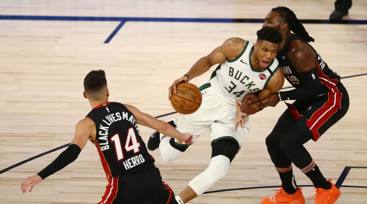 PRIMER TURNO. Giannis Antetokounmpo intentará llevar a los Bucks a igualar la serie ante Heat.