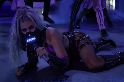 Premios a la música: los excéntricos barbijos de Lady Gaga y sus cinco estatuillas