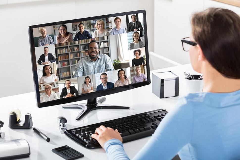 VIDEOCONFERENCIA. La cámara prendida y un fondo claro pueden ser positivos para encarar mejor las conversaciones por Zoom.