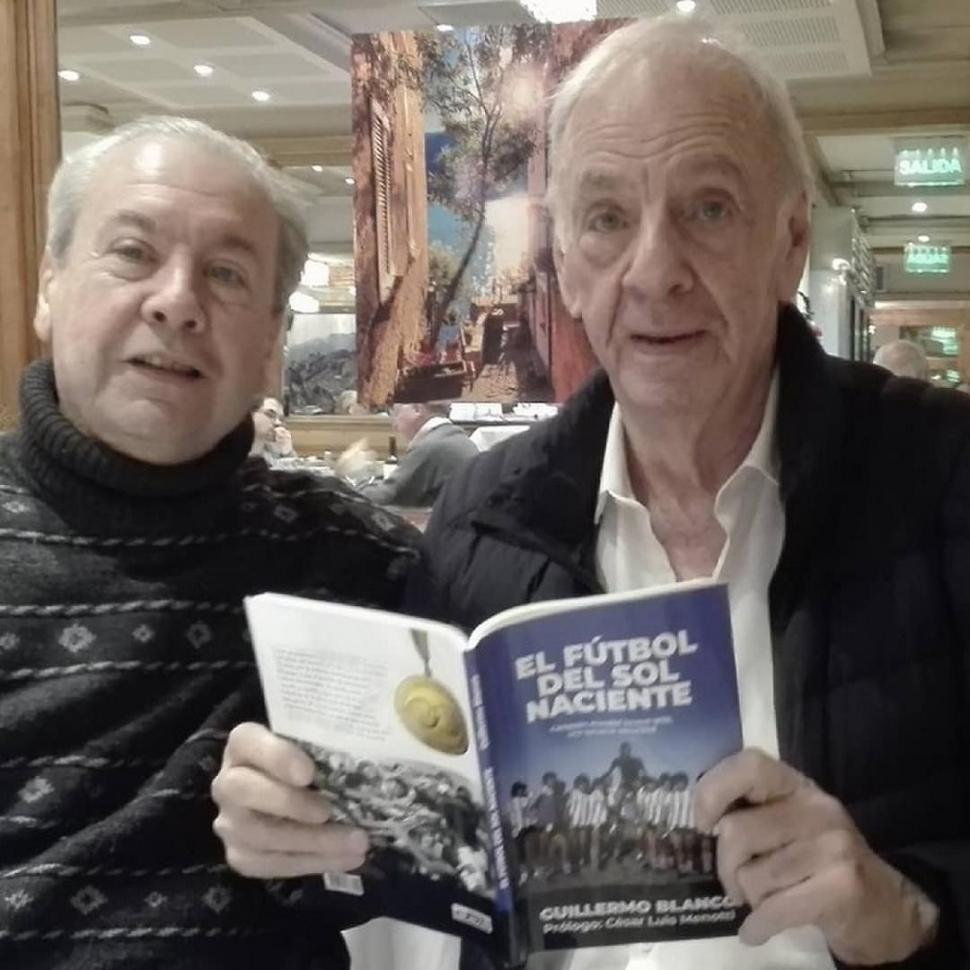 LIBRO. César Luis Menotti tiene un ejemplar del trabajo de Guillermo Blanco. 