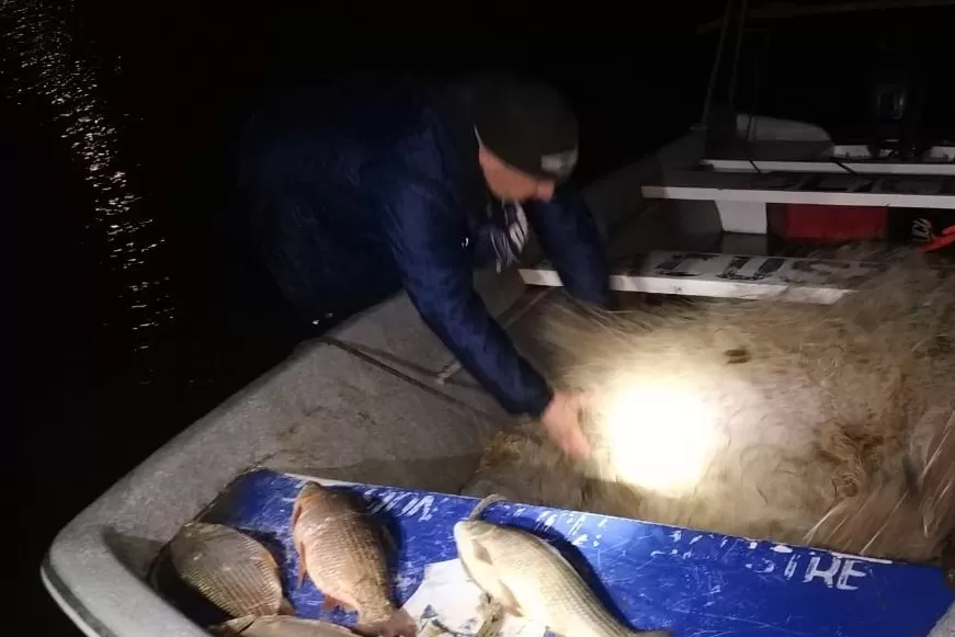 PESCA ILEGAL. La Policía lleva adelante un operativo. Foto: Prensa Ministerio de Seguridad