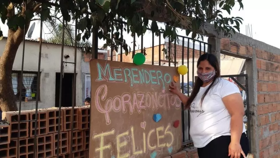 A PULMÓN. Ivana coloca el cartel escrito con tiza del comedor. la gaceta / foto de martín dzienczarski