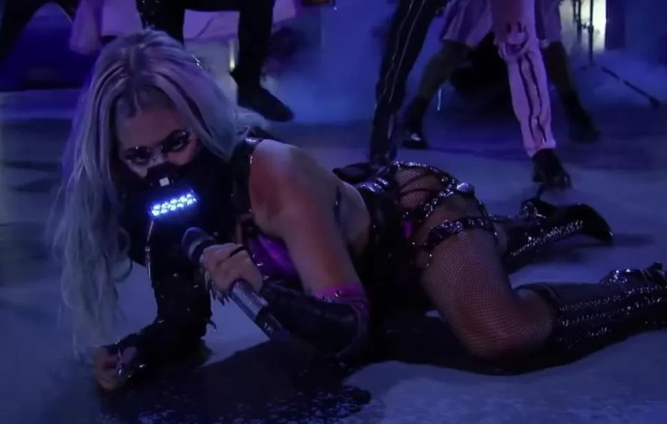 SE PUSO TODO. Lady Gaga y sus looks para redibir sus estatuillas. 