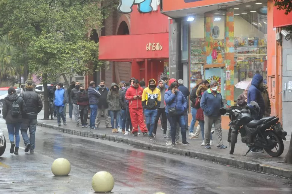 CON DISTANCIA SOCIAL. Los tucumanos salen a cumplir con sus obligaciones llevando todos barbijos, como lo exigen las medidas sanitarias. LA GACETA / FOTO DE antonio ferroni