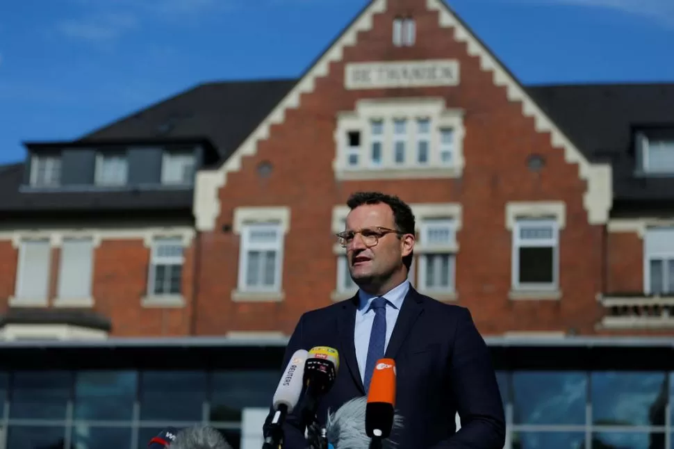 Cuarentena en Alemania: escupieron al ministro de Salud 