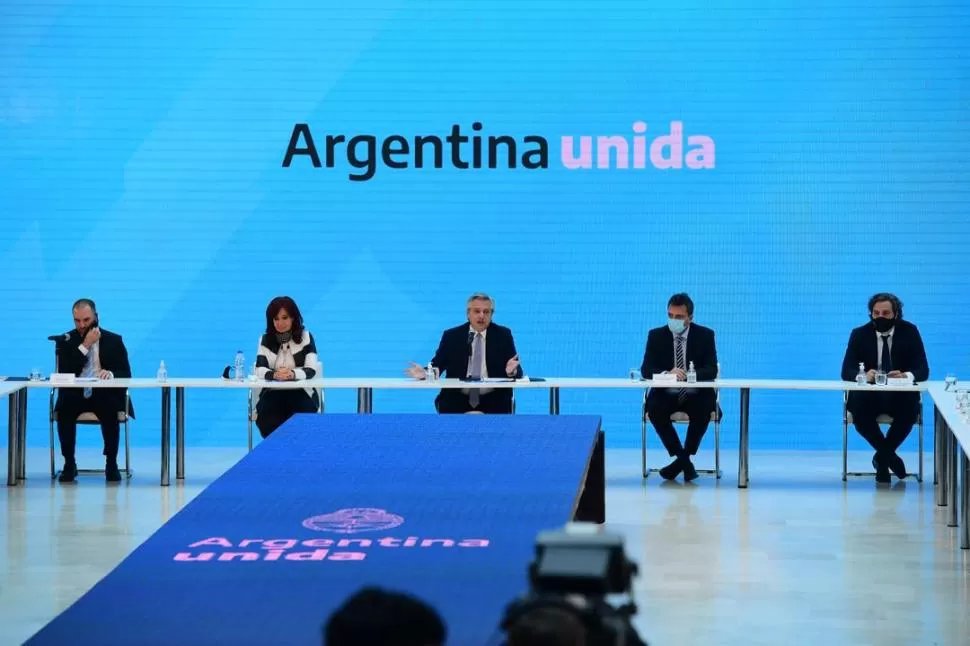 CON DISTANCIA SOCIAL. Guzmán, Cristina, el Presidente, Massa y el jefe de Gabinete, Santiago Cafiero, durante los anuncios por la deuda argentina. 