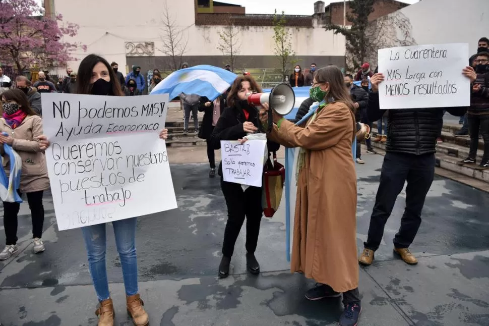 EN LAS CALLES. Dueños de restaurantes y gimnasios pidieron que se revean las medias dispuestas por el COE. la gaceta / foto de  Inés Quinteros Orio