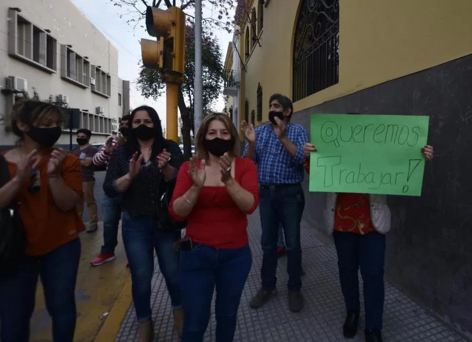 RECHAZO Y PROTESTAS. Propietarios de bares y restaurantes se concentraron frente a la sede municipal. la gaceta / foto de Osvaldo Ripoll