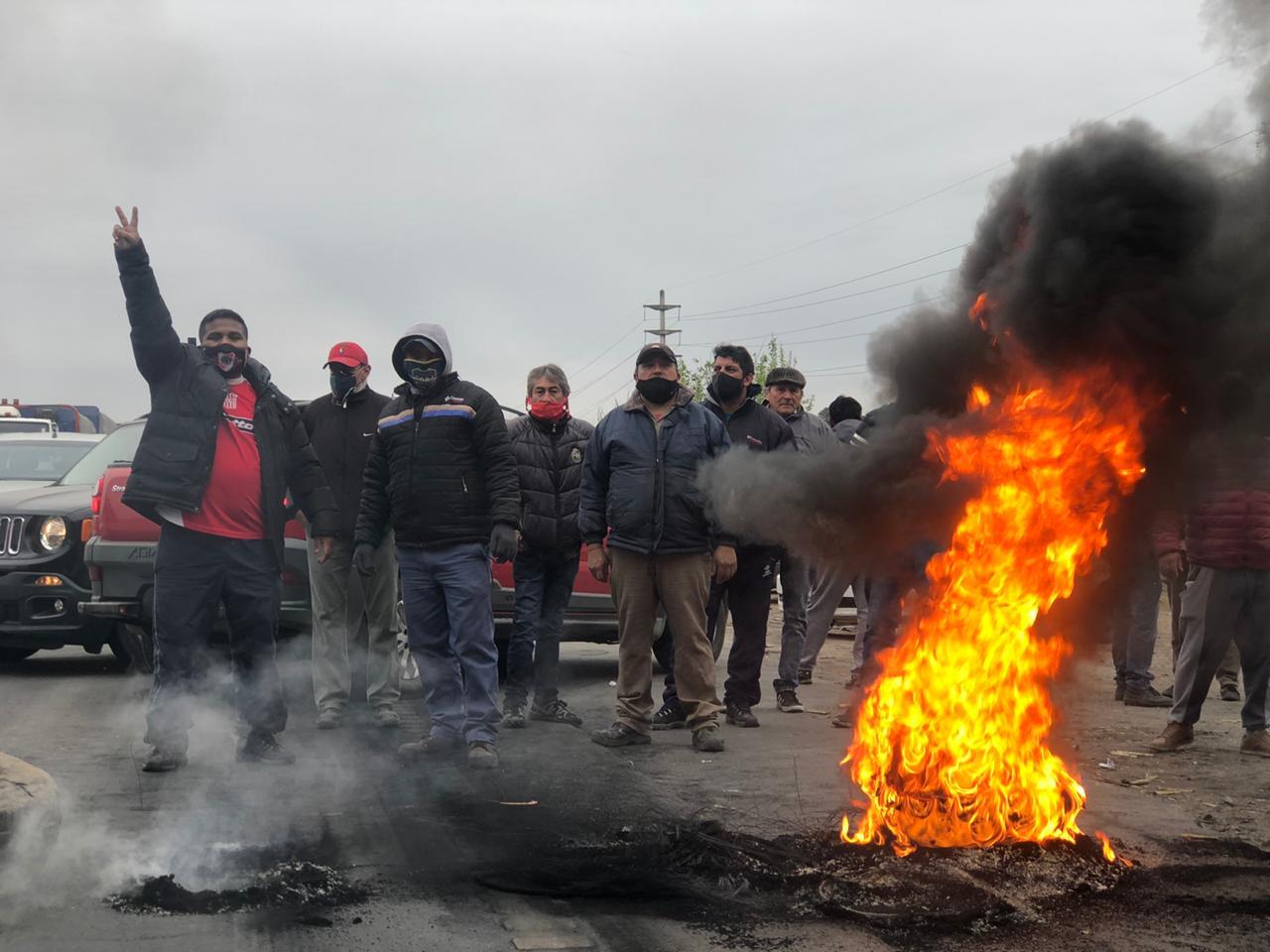 Limoneros cortan rutas del interior: en Alberdi, una camioneta atropelló a un cosechero