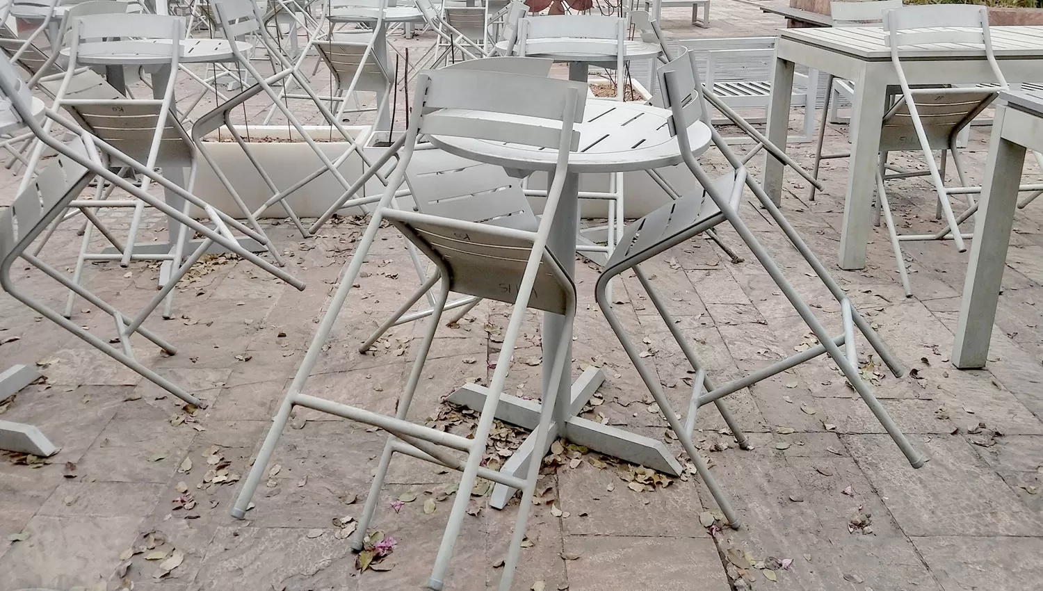 Sillas vacías en el Central Tucumano, en el Abasto.