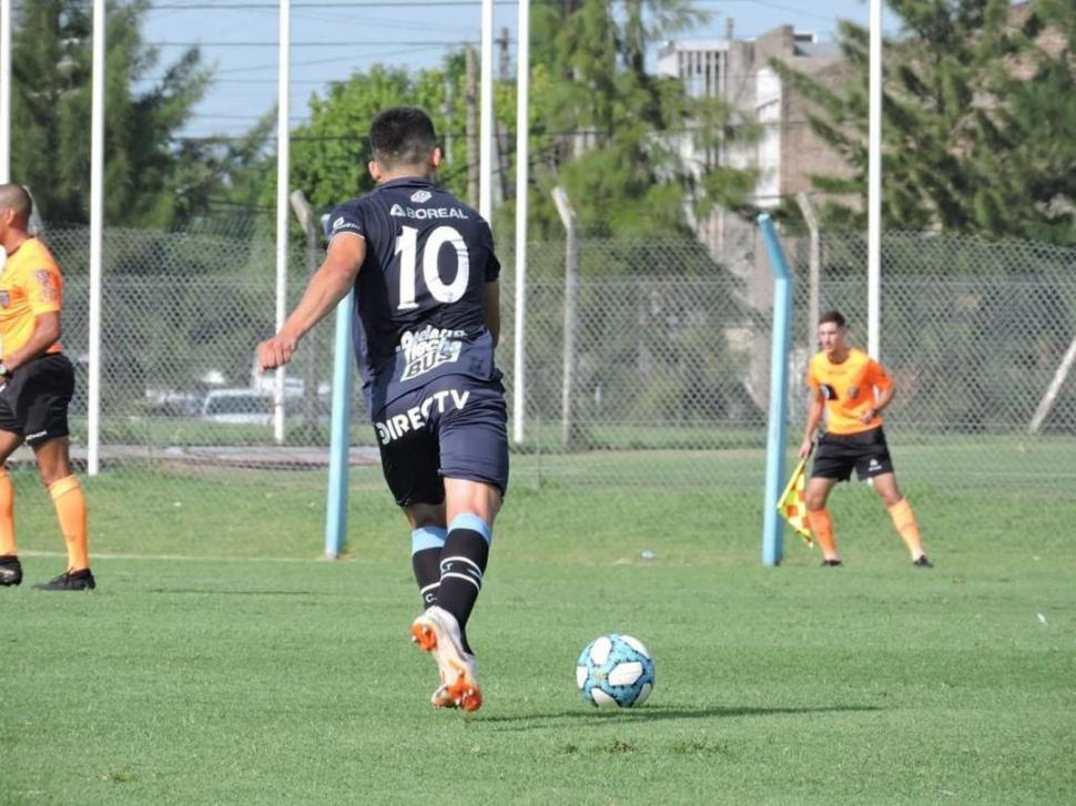 CON LA 10. Rosales patea un tiro libre durante un partido de Reserva con Atlético. 