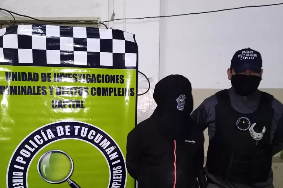 Cometió un robo y lo atraparon cuando huía con un televisor y un cuchillo en la mano