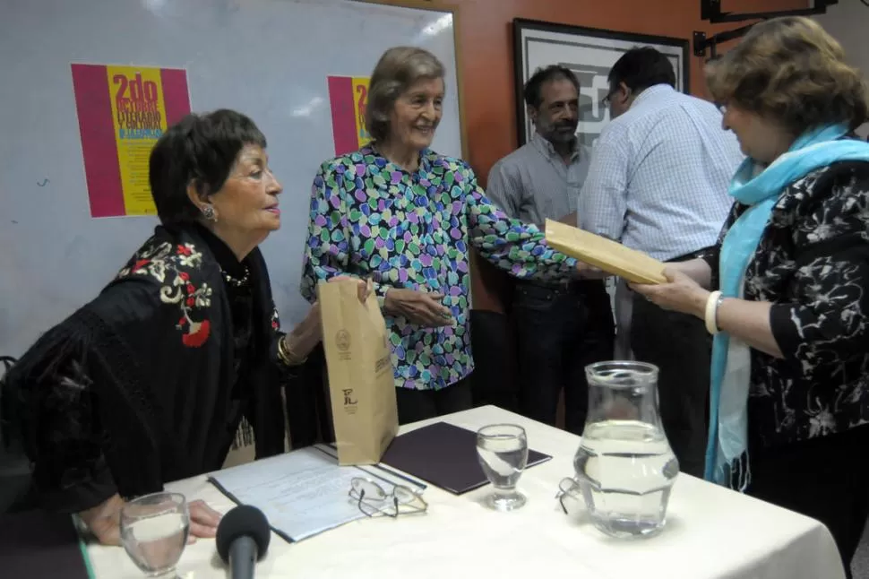 DISTINCIÓN. Carola Briones cuando recibió un reconocimiento de la Facultad de Filosofía y Letras de la UNT. 