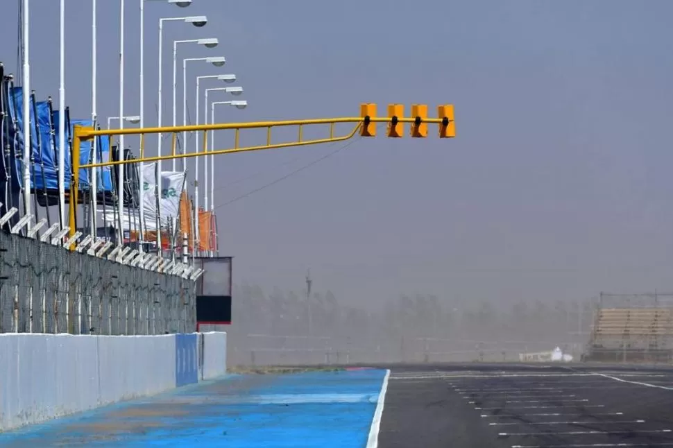 POR AHORA, SÓLO SILENCIO. Las pistas argentinas esperan recibir carreras, pero por ahora esa posibilidad se ve difícil.  