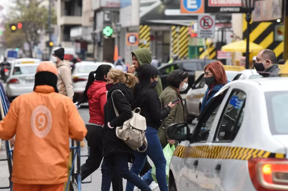 MOVIMIENTO EN EL CENTRO. Aunque el COE restringió algunas actividades y limitó la circulación entre jurisdicciones, las calles del microcentro se siguen viendo cargadas de miles de tucumanos que salen a hacer trámites. la gaceta / foto de Analía Jaramillo