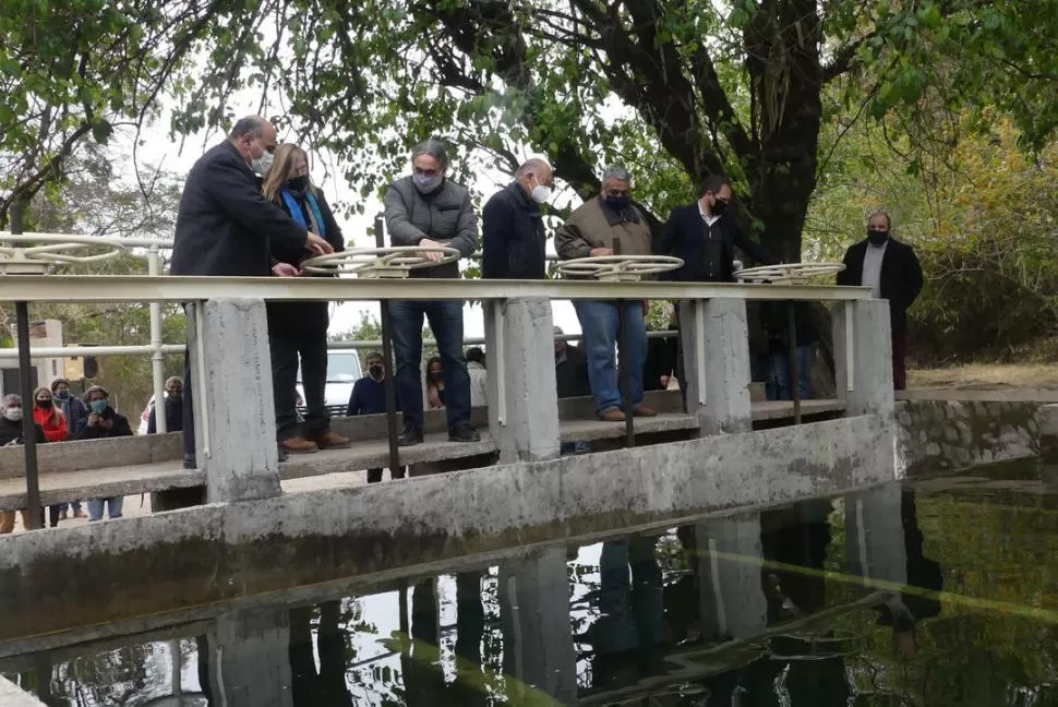 EN MARCHA. Manzur y Basterra abren las compuertas del dique nivelador San Ignacio, en La Cocha.  la gaceta / fotos de osvaldo ripoll