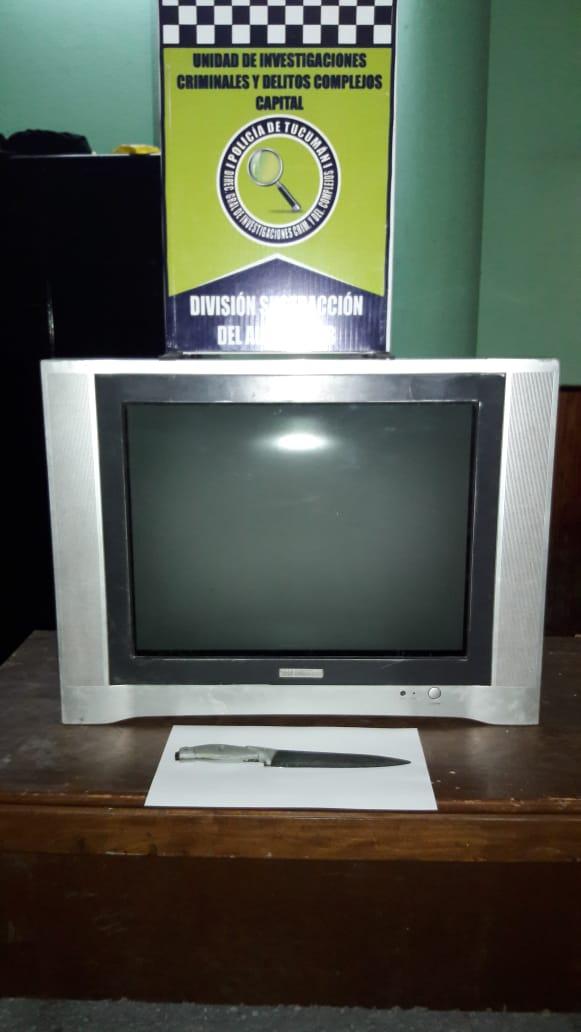 Cometió un robo y lo atraparon cuando huía con un televisor y un cuchillo en la mano