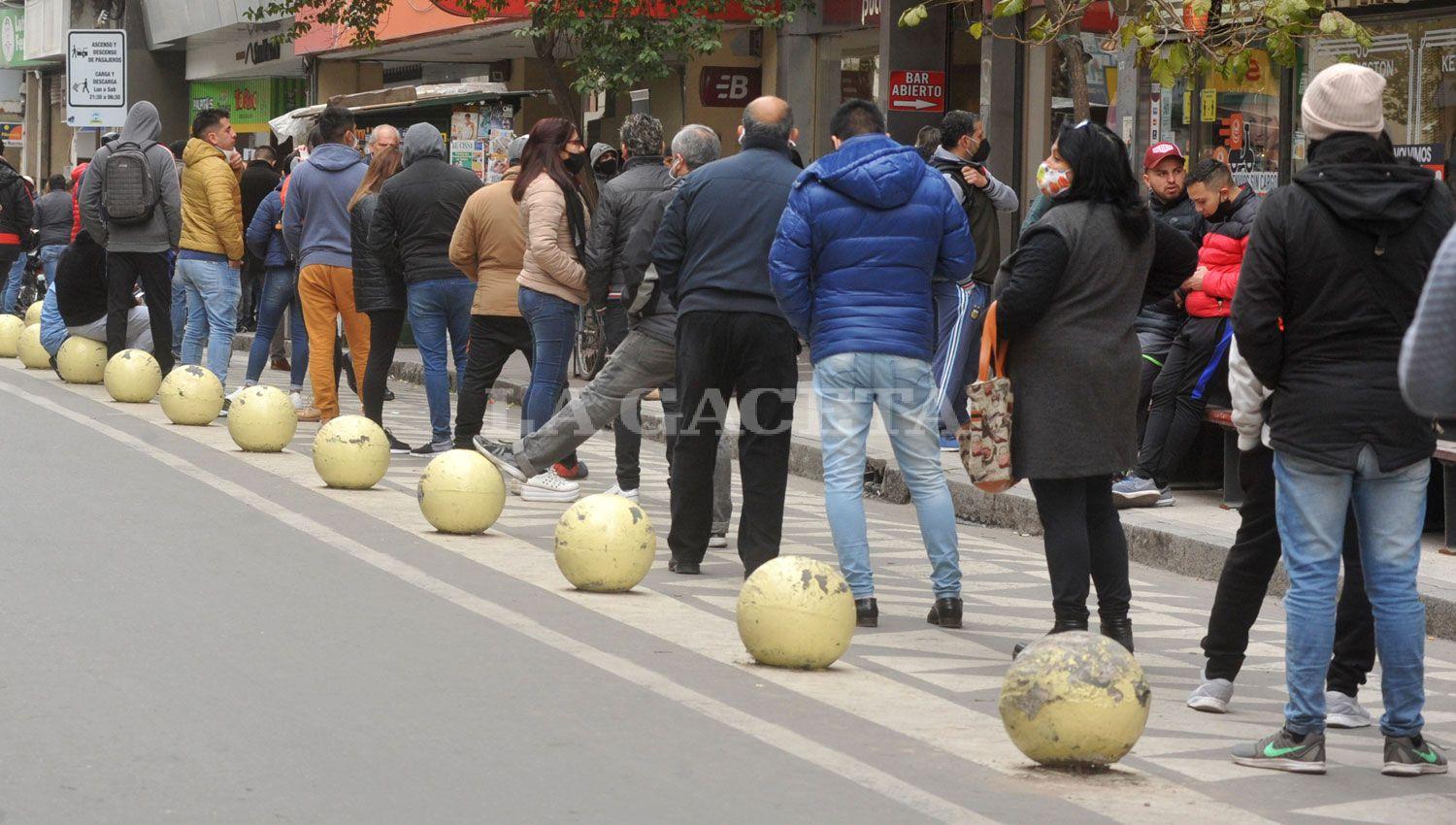 Las filas nuestras de cada día en la zona bancaria.