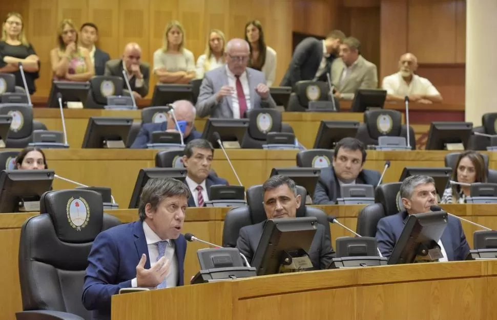 EN LA BANCA. Bussi, junto a legisladores de Fuerza Republicana. Foto: HLT