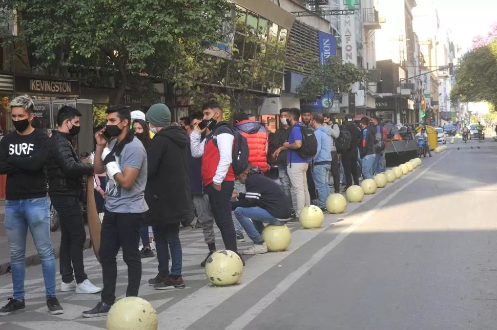 CITY A PLENO. Largas filas se repiten a diario en la zona bancaria de la capital. / foto de antonio ferroni