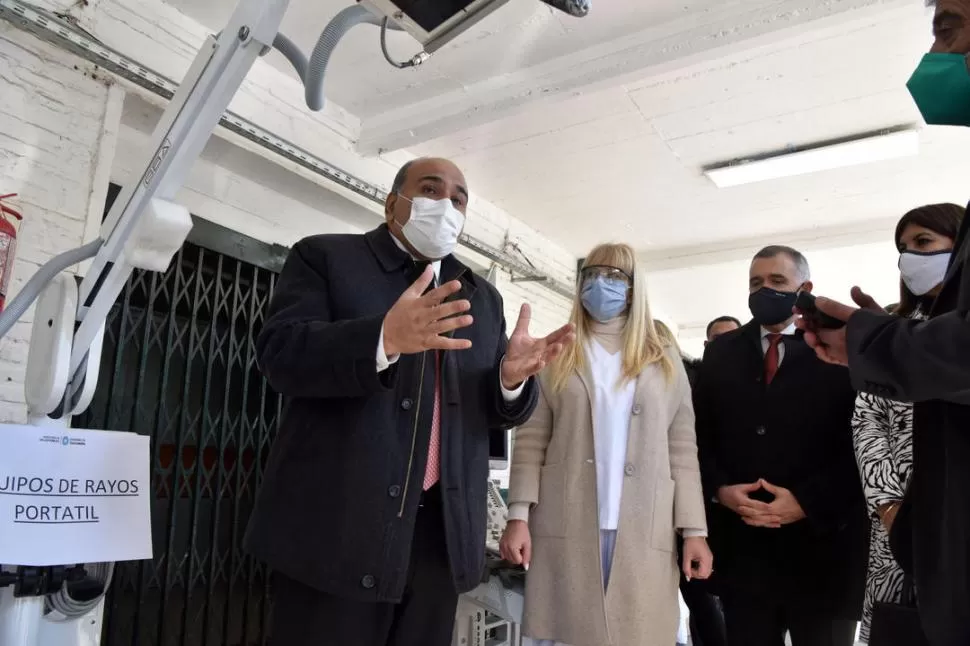 EN EL DEPÓSITO. Manzur, Chahla y Jaldo, durante la presentación del equipamiento adquirido con aportes. la gaceta / foto de inés quinteros orio 