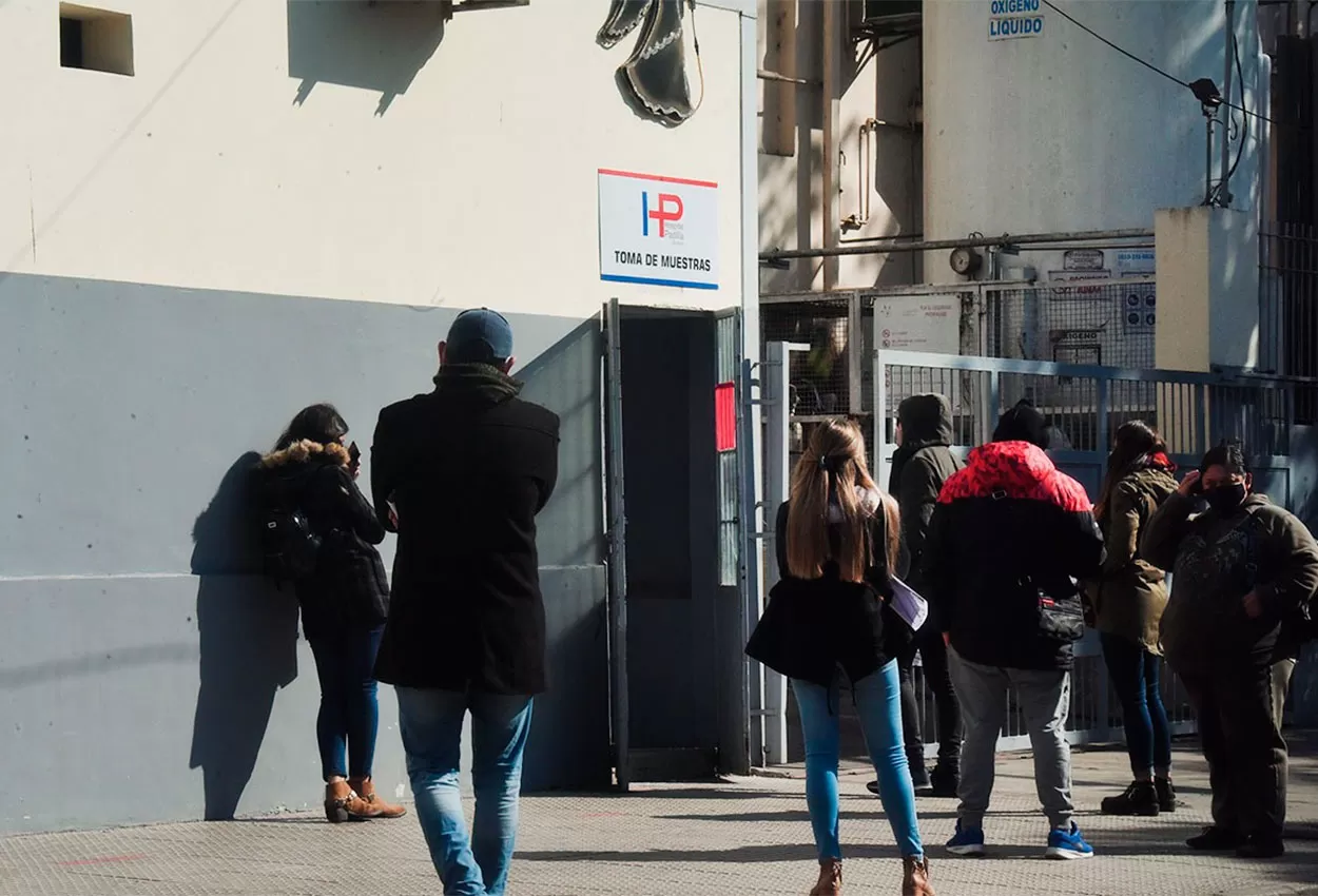 HISOPADOS. Decenas de tucumanos hacen fila a diario en el hospital Padilla.