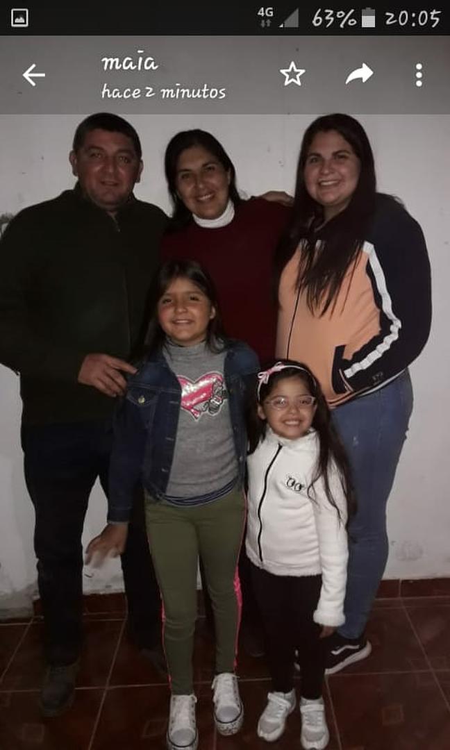 MERCEDES IBÁÑEZ. Con su esposo y sus hijas, en su domicilio.