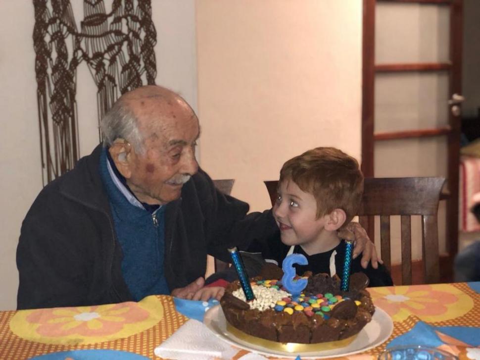 EN FAMILIA. En la unión con Amelia, Agustín adoptó hijos, nietos y bisnietos como propios. 