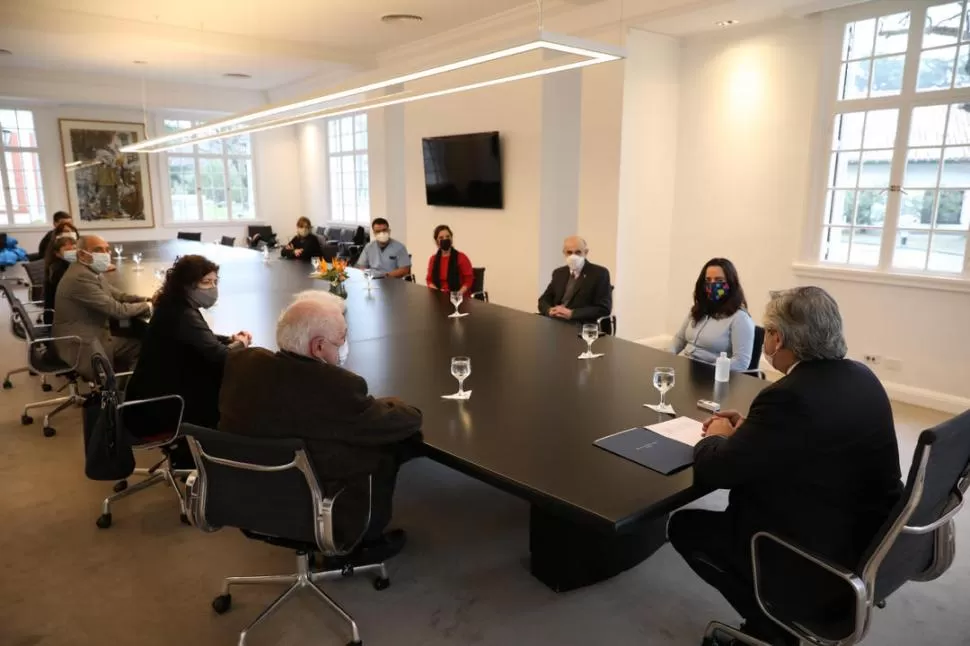 EN OLIVOS. Los terapistas mantuvieron una reunión con el Presidente. telam