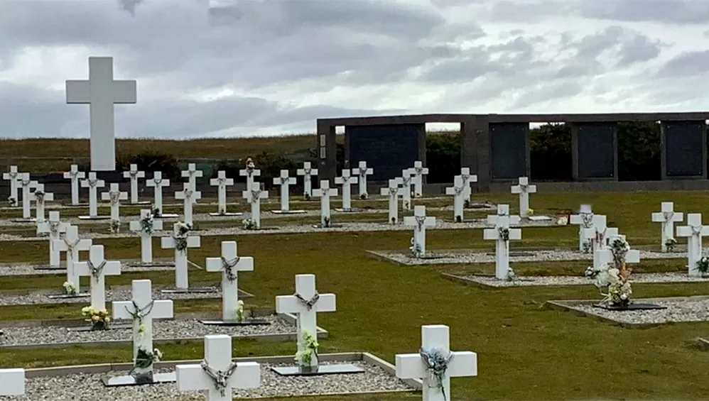 TRABAJO HUMANITARIO. El Equipo Argentino de Antropología Forense avanzará con las tareas para identificar soldados en Manvinas.