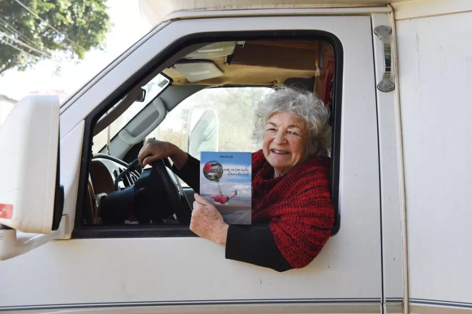 Con 82 años, se deja llevar donde la lleva el viento