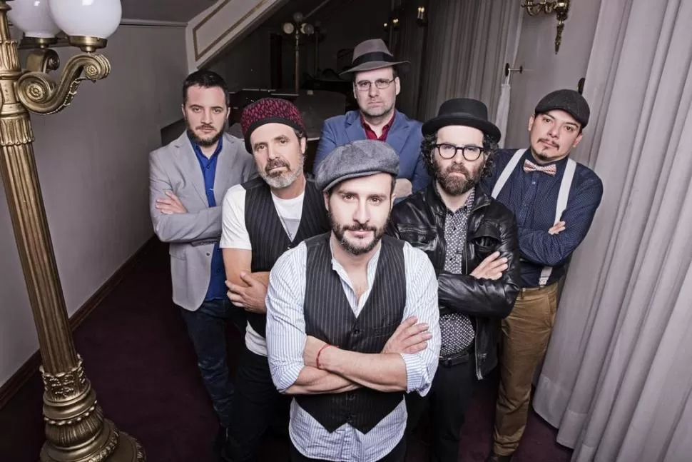 UNA BANDA DISTINTA. Yayo González, al frente de algunos de sus colegas, de diversas nacionalidades. 