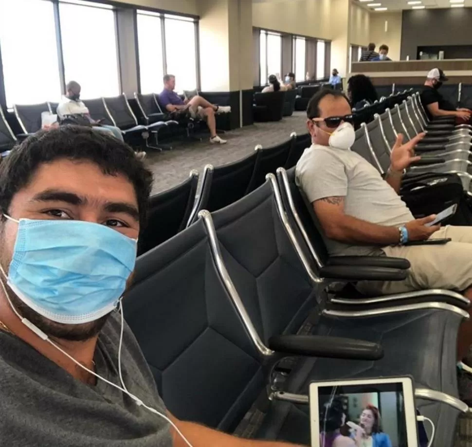 PROTOCOLO. El golfista Nelson Ledesma, en un aeropuerto de EE.UU, con distancia social, barbijo y muy buena onda.