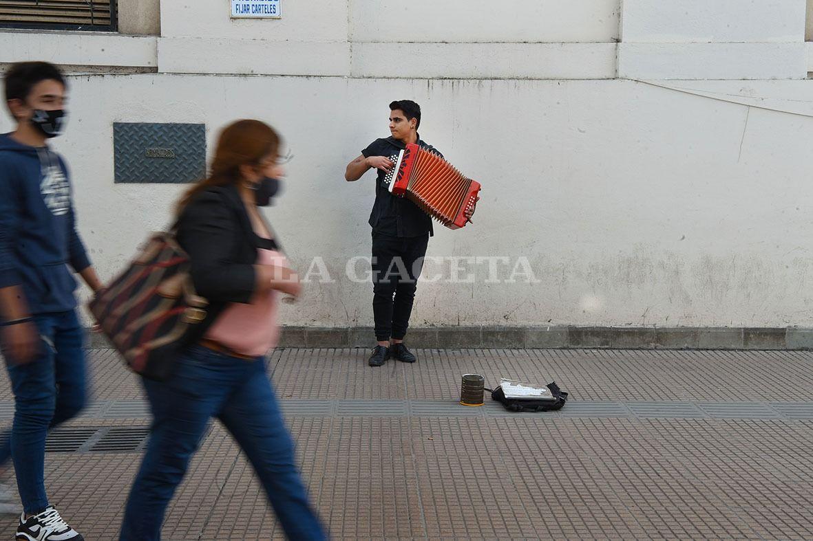 Los artistas callejeros llevan su dosis de buena onda a las peatonales en medio de la pandemia