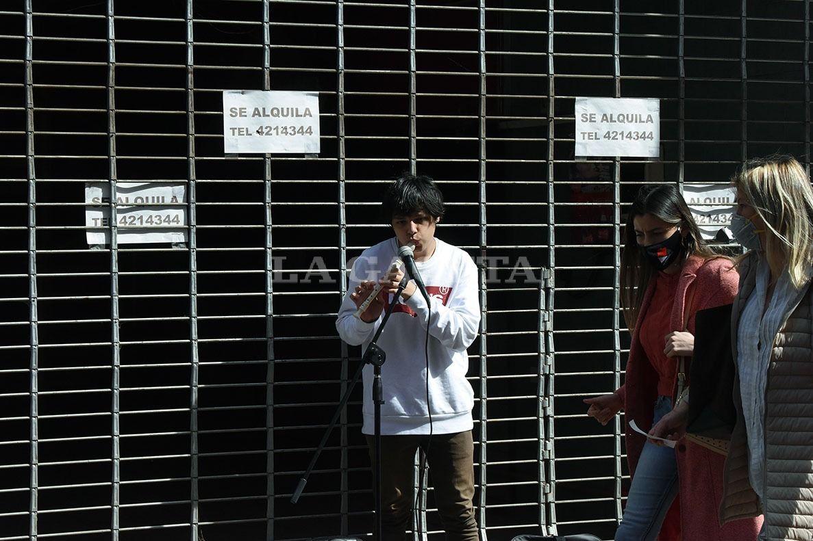 Los artistas callejeros llevan su dosis de buena onda a las peatonales en medio de la pandemia